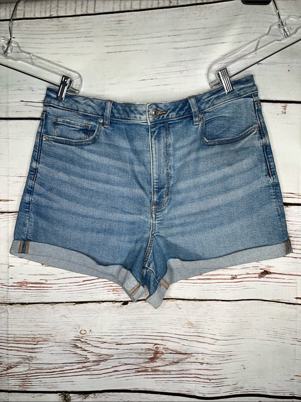 American Eagle NWT Size 18 Blue Denim Super High Rise Roll Cuff Mom Jean Shorts